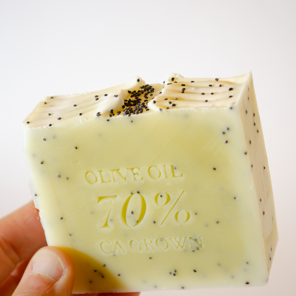 Soap scented with Peppermint that wakes up your senses and poppyseed mixed throughout to exfoliate. 